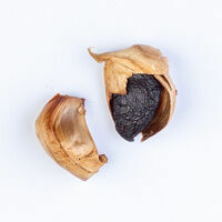 päckchen schwarzer knoblauch, ungeschält