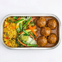 pck. vegetarisches „hähnchen“-satay mit grünen bohnen & nasi goreng