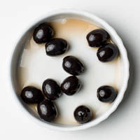 schwarze, kernlose oliven