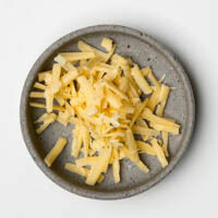 geriebener cheddar