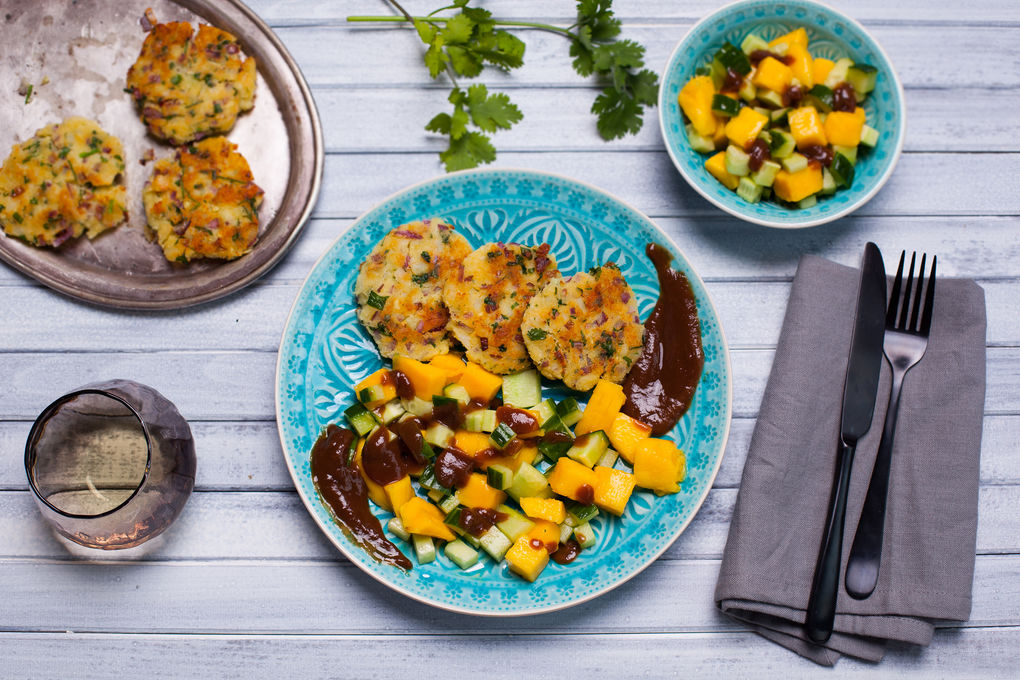 Pastinaken-Kokos-Tikkis mit fruchtiger Mango und Tamarindensauce
