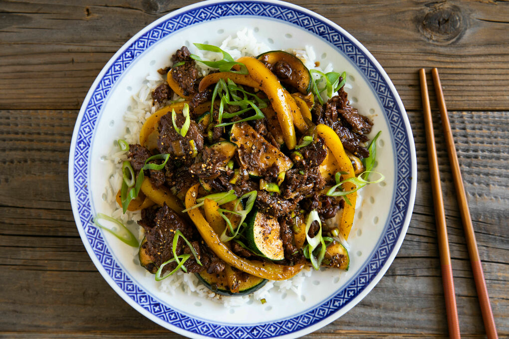 Chinesische Rindfleischpfanne mit pfeffriger Sauce und Reis