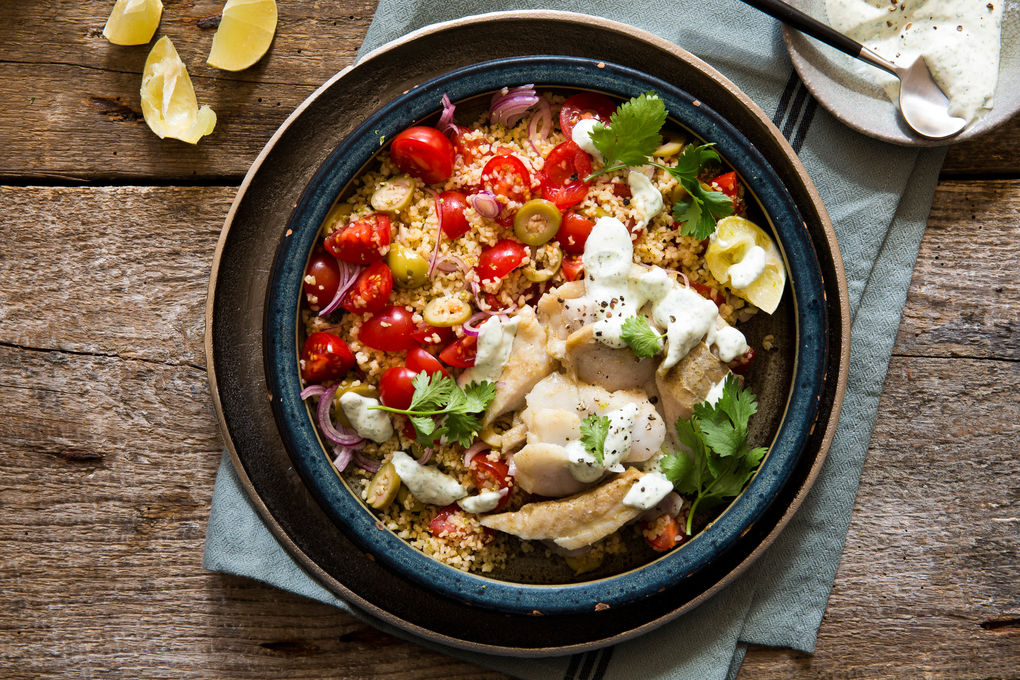 Ofen-Seelachs mit Bulgursalat und Koriander-Joghurt