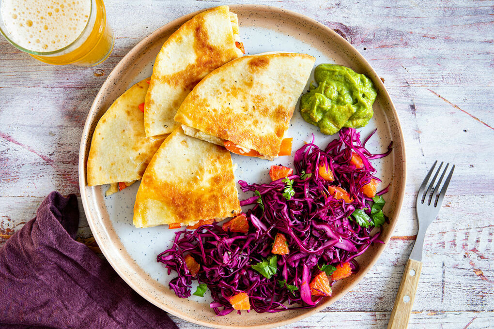 Paprika-Käse-Quesadillas mit Guacamole und knackigem Rotkohl-Orangen-Salat