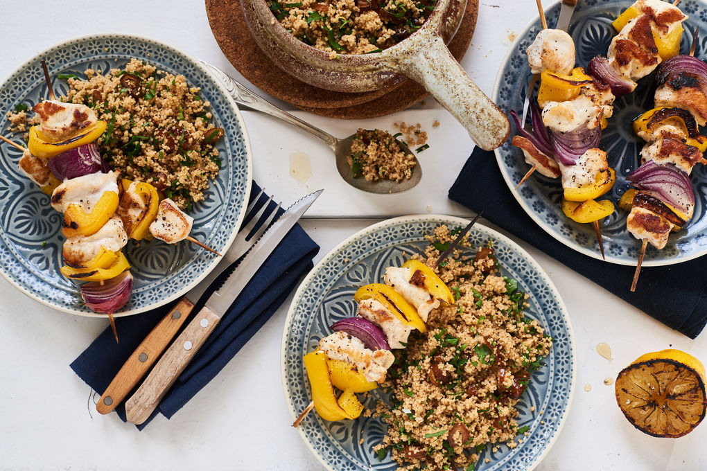 Hähnchen-Spieße mit Couscous und gegrillter Zitrone