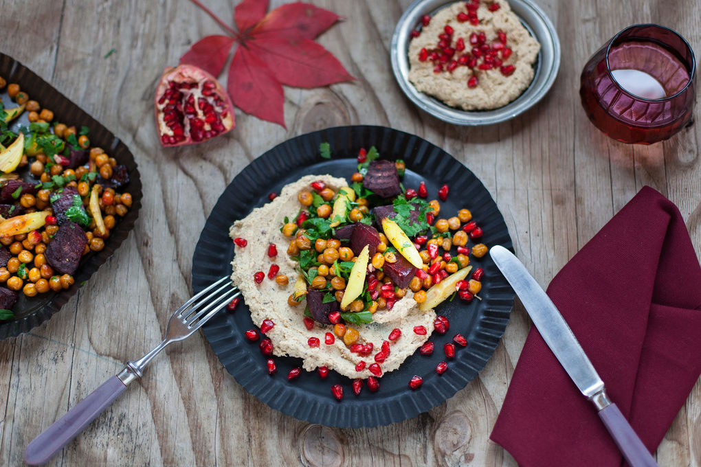 Geräucherte Tofu-Pastete mit geröstetem Gemüse und Granatapfel