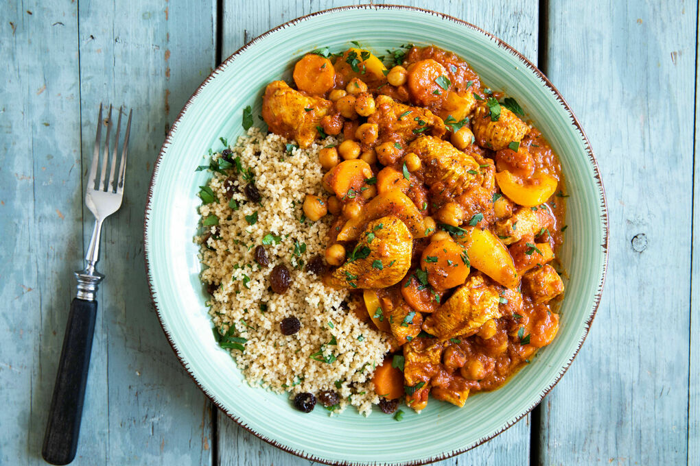 Nordafrikanisches Hähnchenragout dazu Couscous mit Rosinen