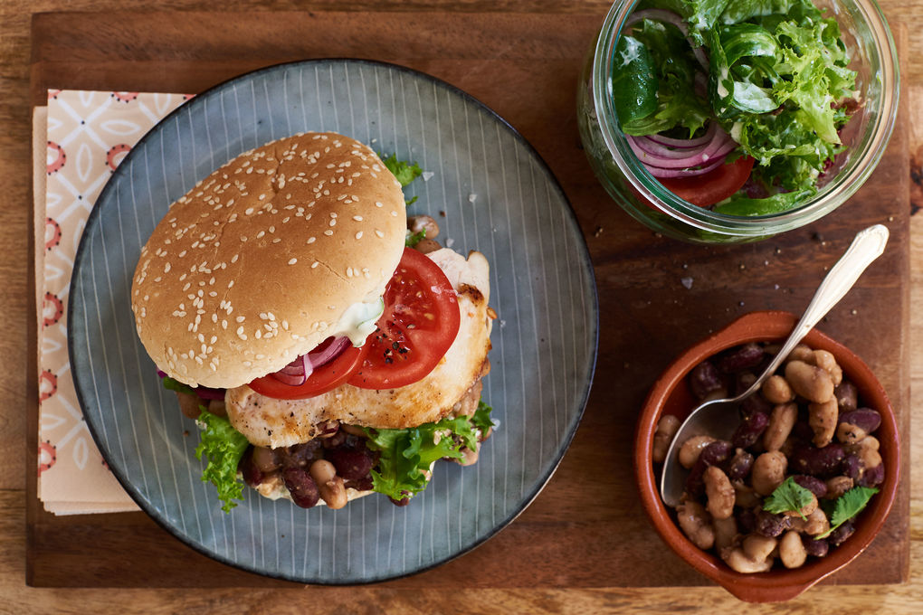 Texmex Hähnchen-Burger mit Mole-Bohnen und Tomaten