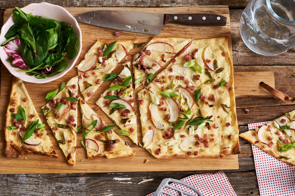 Klassischer Flammkuchen mit knusprigem Speck und Äpfeln