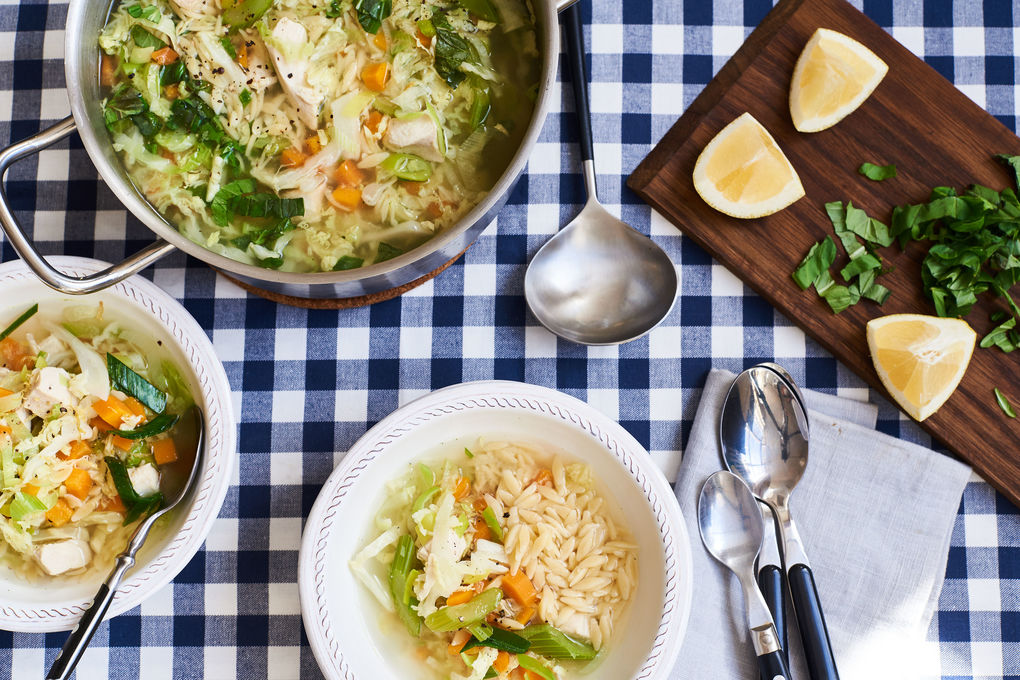 Kräftige Hühnersuppe mit Wirsing und Risoni