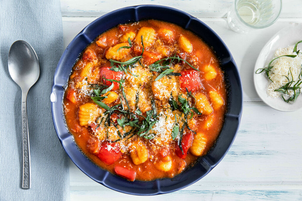 Tomatensuppe mit Gnocchi und Chorizo garniert mit Basilikum und Käse