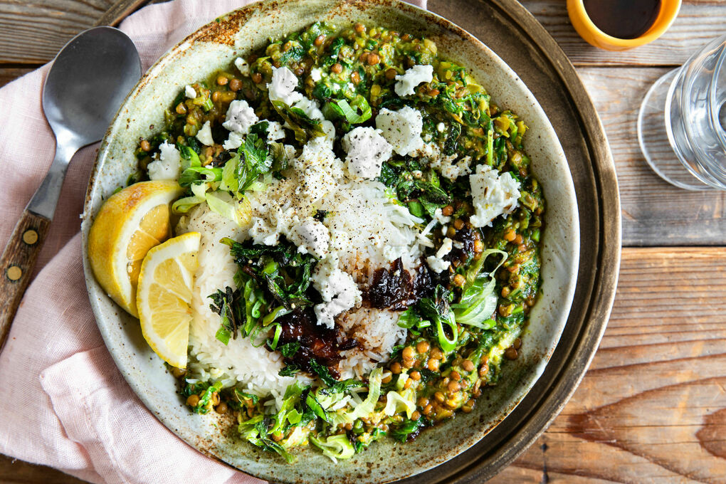 Iranischer Linsen-Spinat-Eintopf mit Feta und frischen Kräutern und Basmatireis