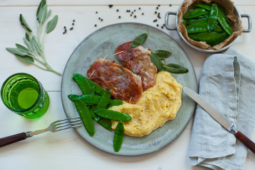 Schweine-Saltimbocca mit Parmesan-Polenta und Balsamico-Kaiser