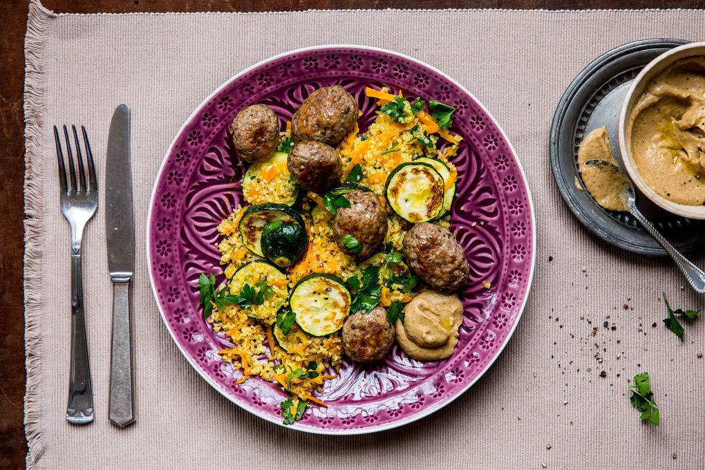 Lammkebabs mit Zucchini-Bulgur und Auberginencreme