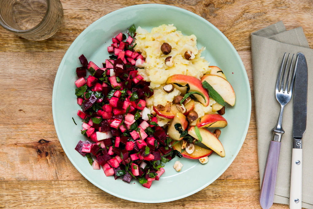 Selleriepüree mit Brat-Äpfeln und Kohlrabi-Beete-Salat
