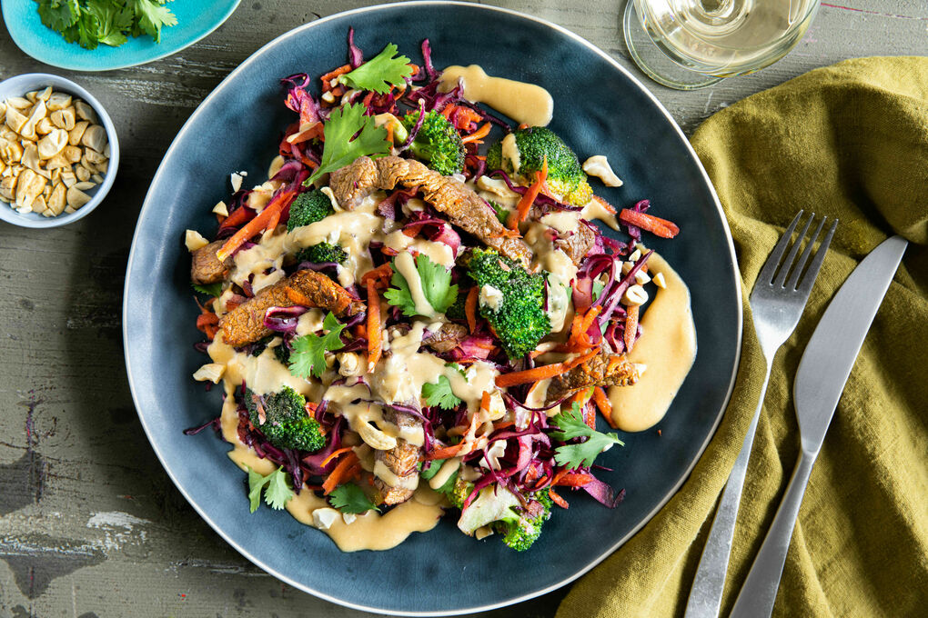 Brokkoli-Rindfleisch-Salat asiatische Art Low Carb mit Koriander-Cashew-Dressing