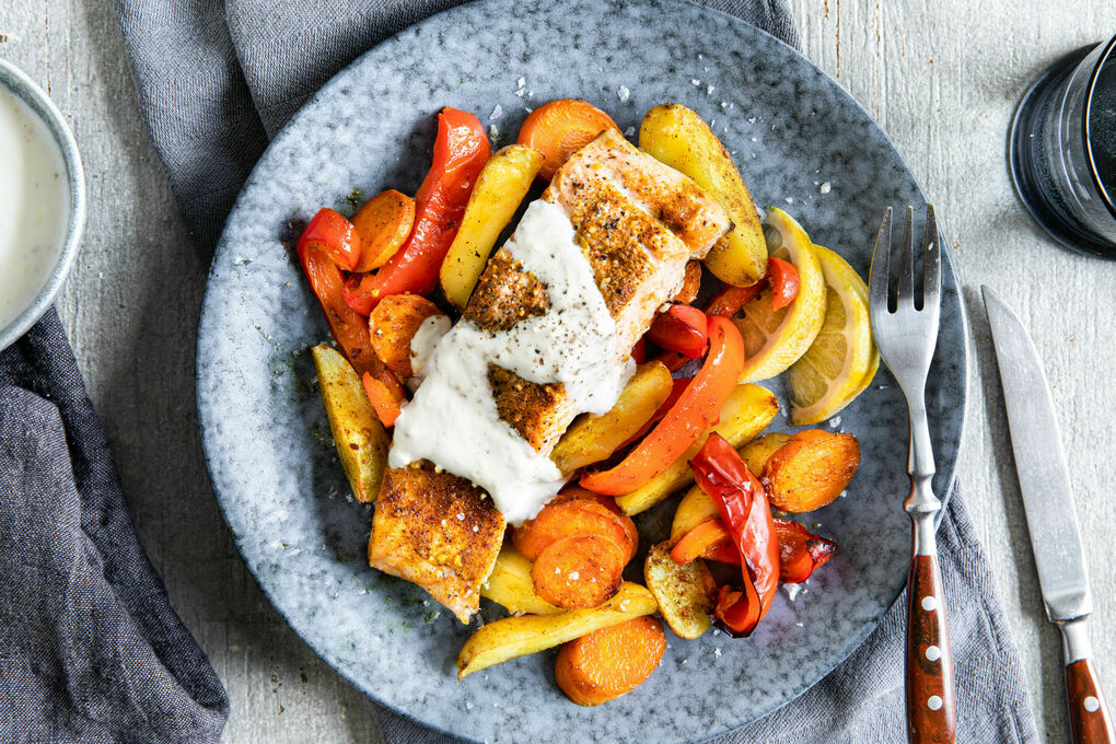 Schawarma-Lachs auf Ofengemüse mit Joghurt-Zitronen-Sauce