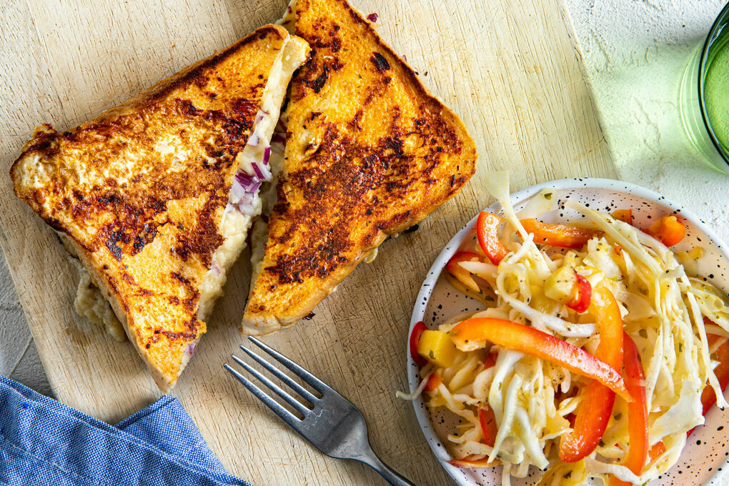French Toast gefüllt mit Cheddar dazu pikanter Krautsalat mit Mangodressing