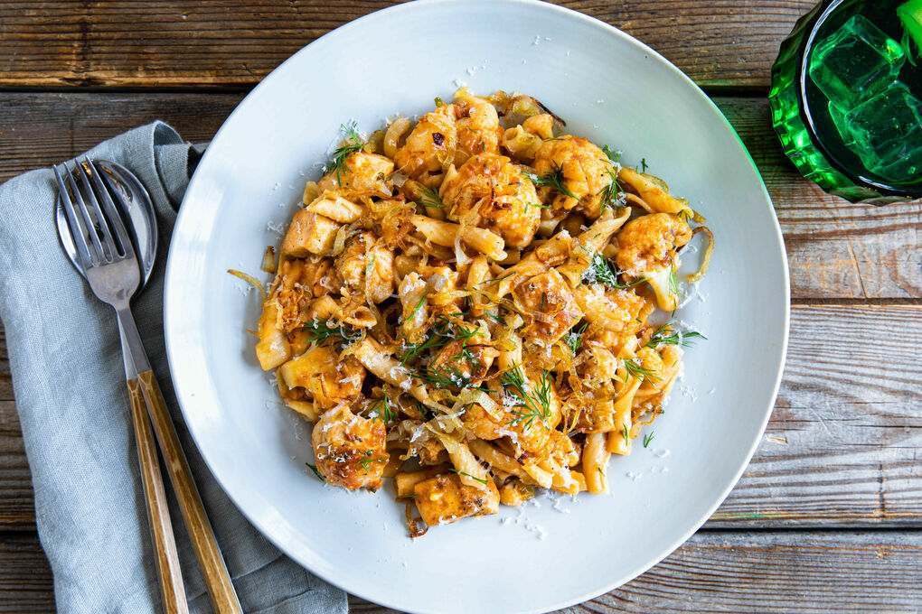 Blumenkohl-Hähnchen-Pasta mit Tomaten-Oliven-Pesto und Dill