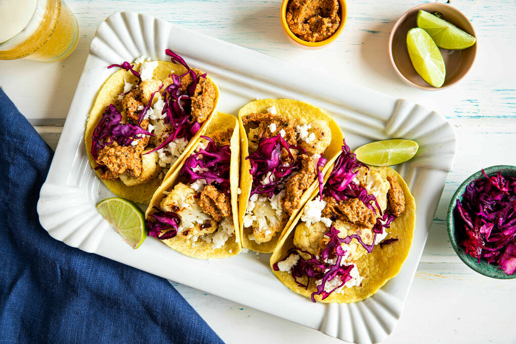 Blumenkohl-Feta-Tacos mit Rotkohl und Chipotle-Kürbiskern-Salsa