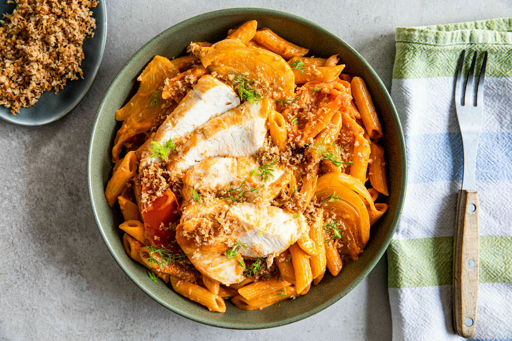 Gebratenes Hähnchen mit Bröseltopping auf Pasta mit cremiger Fenchel-Tomaten-Sauce