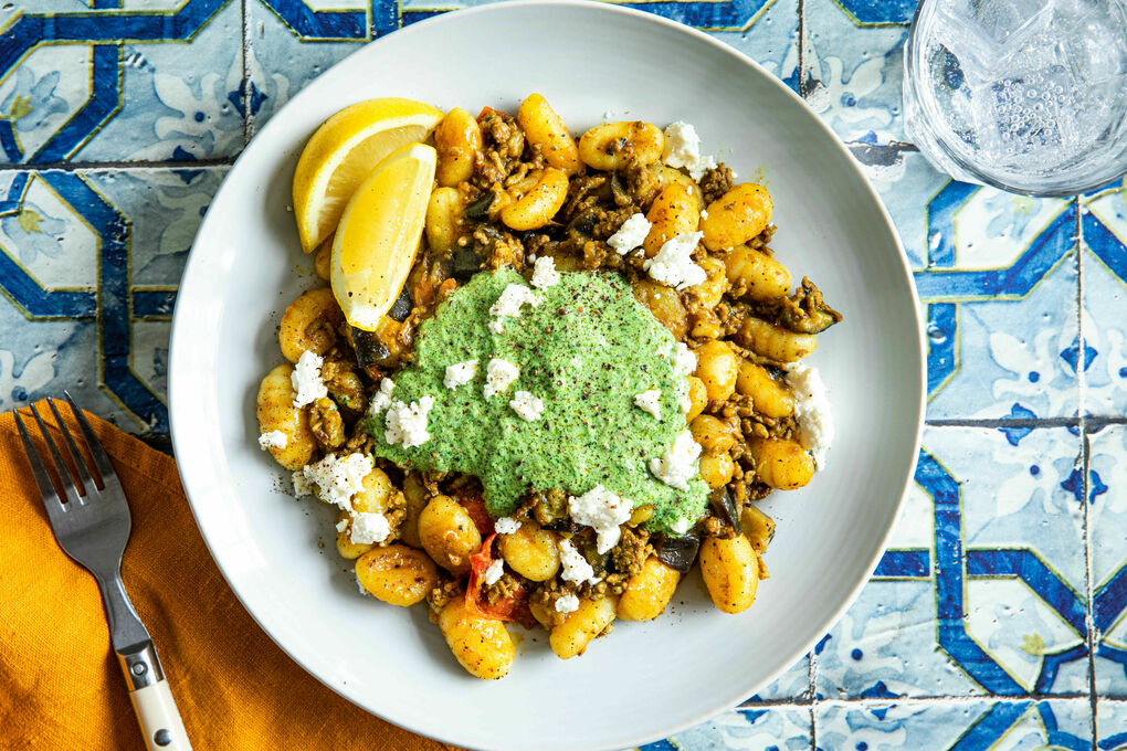 Aromatische Auberginen-Hack-Pfanne mit Gnocchi und Basilikum-Feta-Pesto