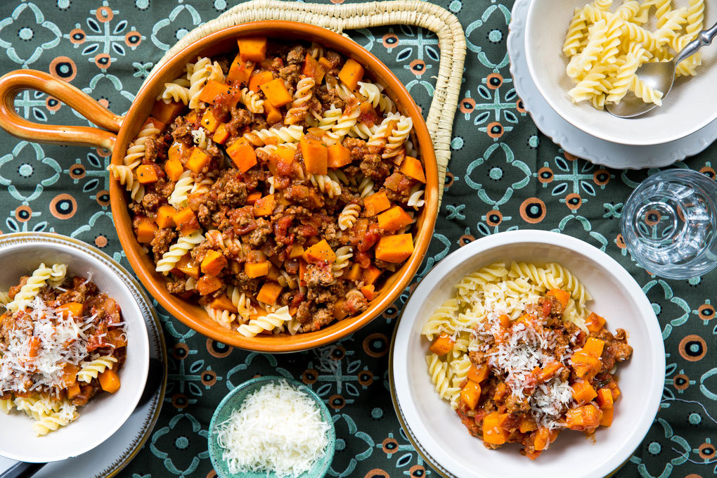 Herbstliche Kürbis-Bolognese mit Fussili-Nudeln