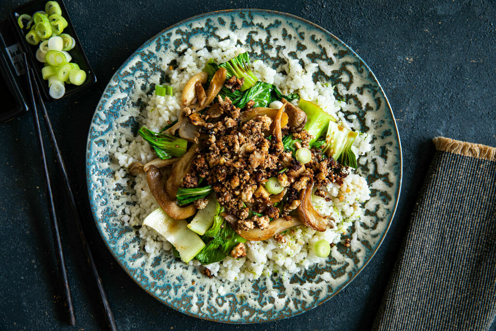 Knusper-Tofu, Austernpilze und Pak Choi mit Schwarzer Bohnensauce und Limettenreis