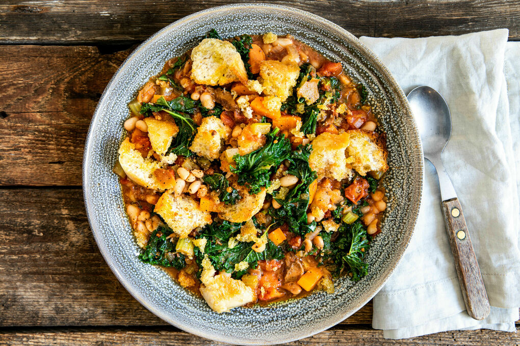 Toskanische Grünkohl-Brot-Suppe mit Cannellinibohnen und Karotte
