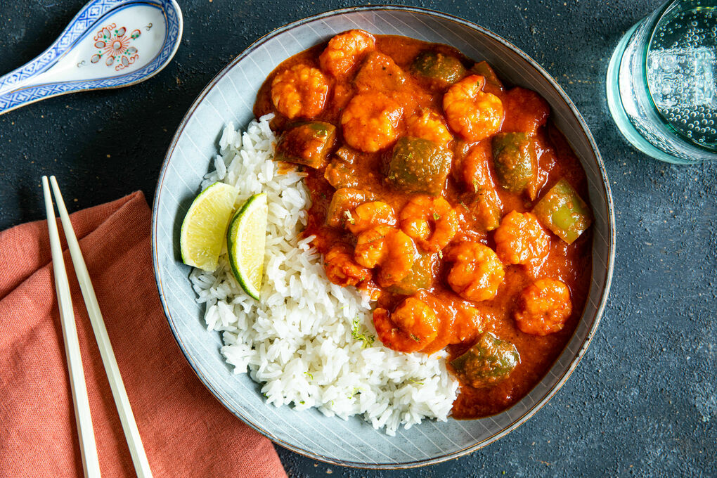 Garnelen-Gemüse-Curry indonesische Art serviert mit Jasminreis und Limette