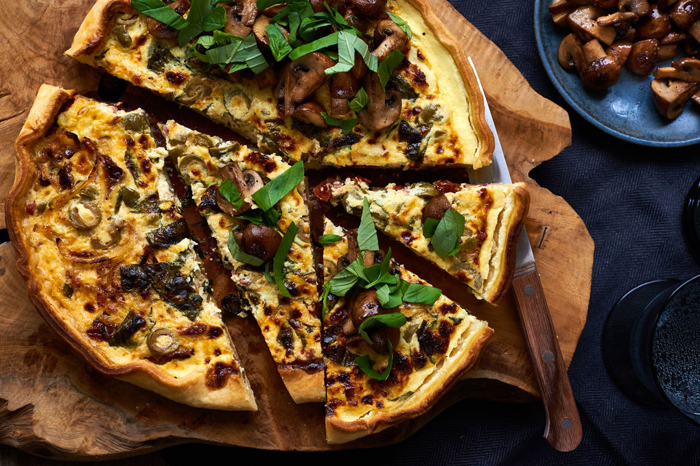Mediterrane Quiche mit Speck und gebratenen Pilzen