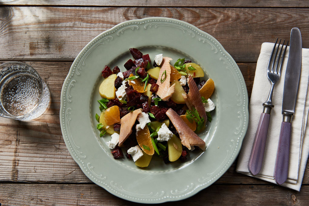 Geräuchertes Forellenfilet mit Rote Beete-Salat und Ziegenkäse