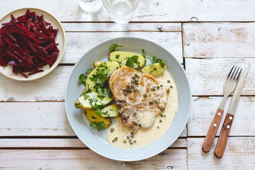 Zarte Schweine-Kotelettes mit Petersilienkartoffeln und Rote-Beete-