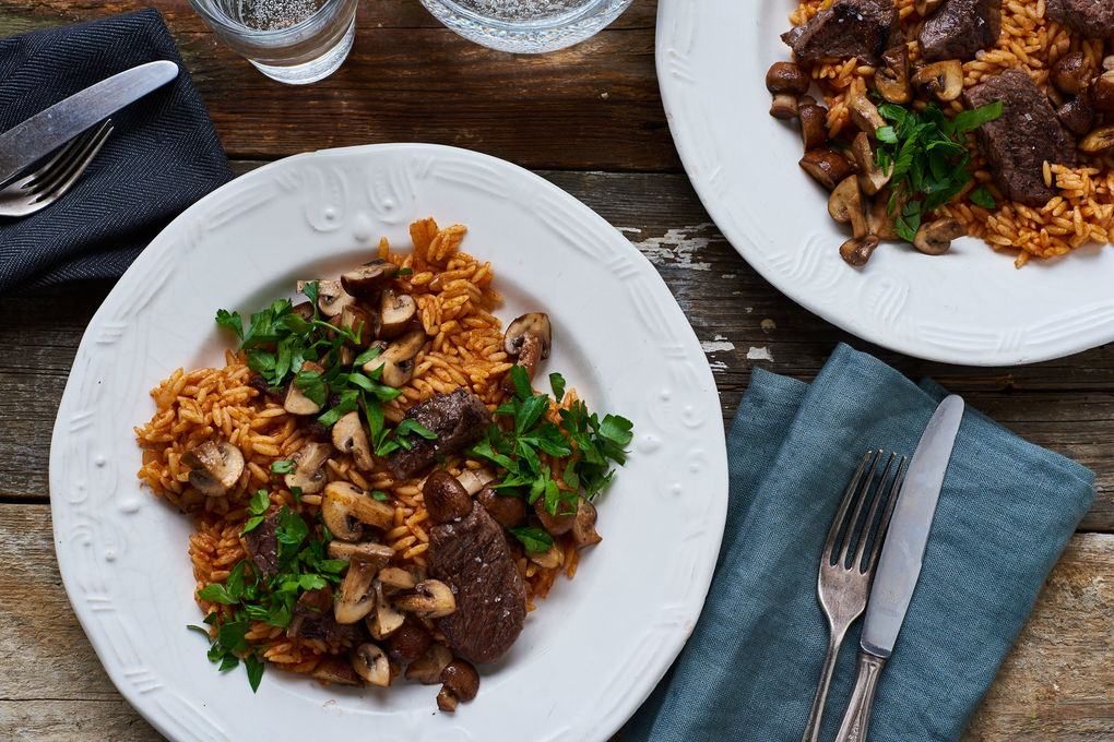 Saftige Rindersteak-Streifen mit Champignons und Tomaten-Risoni