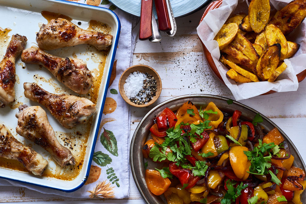 Gebackene Hähnchendrumsticks mit Paprika und Kochbananen