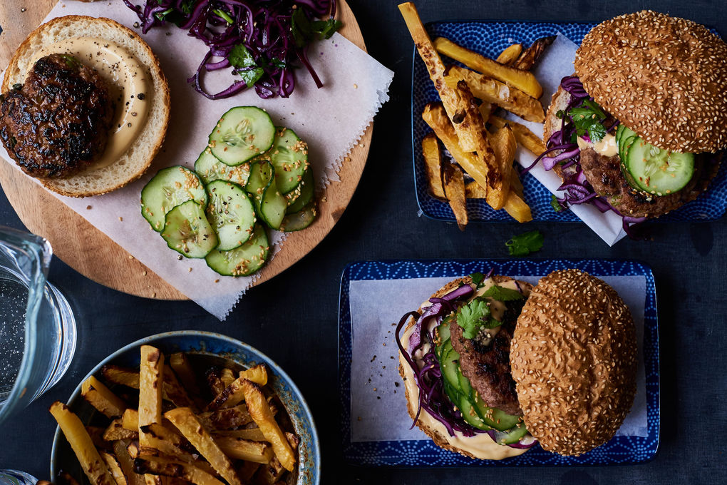 Japanischer Burger mit Teriyakimayo und Steckrübenpommes