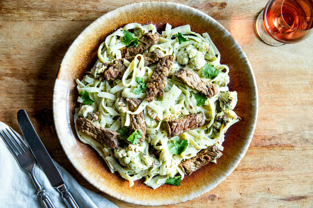 Blumenkohl-Pasta mit Steakstreifen und Koriander-Kürnbiskern-Pesto mit Joghurt