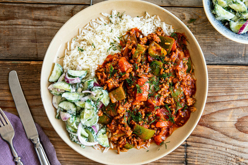 Türkische Hackfleischpfanne mit Reis und Gurkensalat mit Kräuter-Joghurt-Dressing