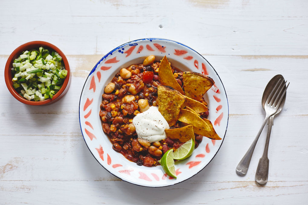 Chilli sin Carne mit Gurken- Fenchel-Salsa und Tortilla-Chips