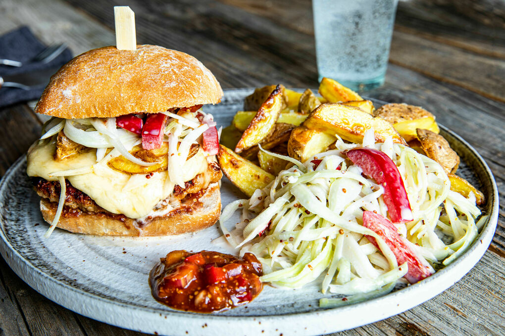 Hackfleisch-Käse-Frikadelle im Brot mit Röstkartoffeln und Krautsalat