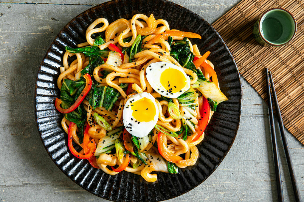 Pikante Udon-Nudeln mit Ei und knackig-frischem Gemüse