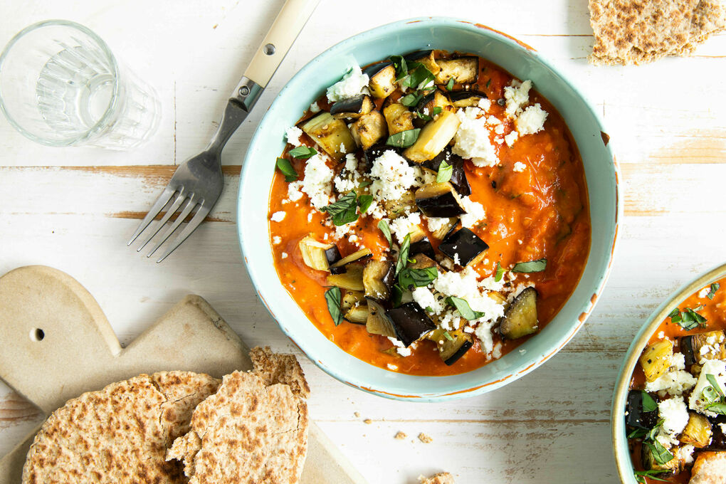 Griechisches Auberginenragout mit Feta dazu knusprige Vollkornpitas