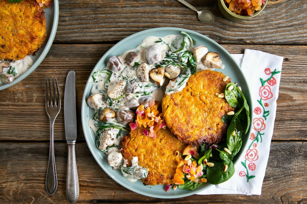 Süßkartoffel-Pastinaken-Rösti mit Käse dazu Rahmchampignons, Salat und Chutney