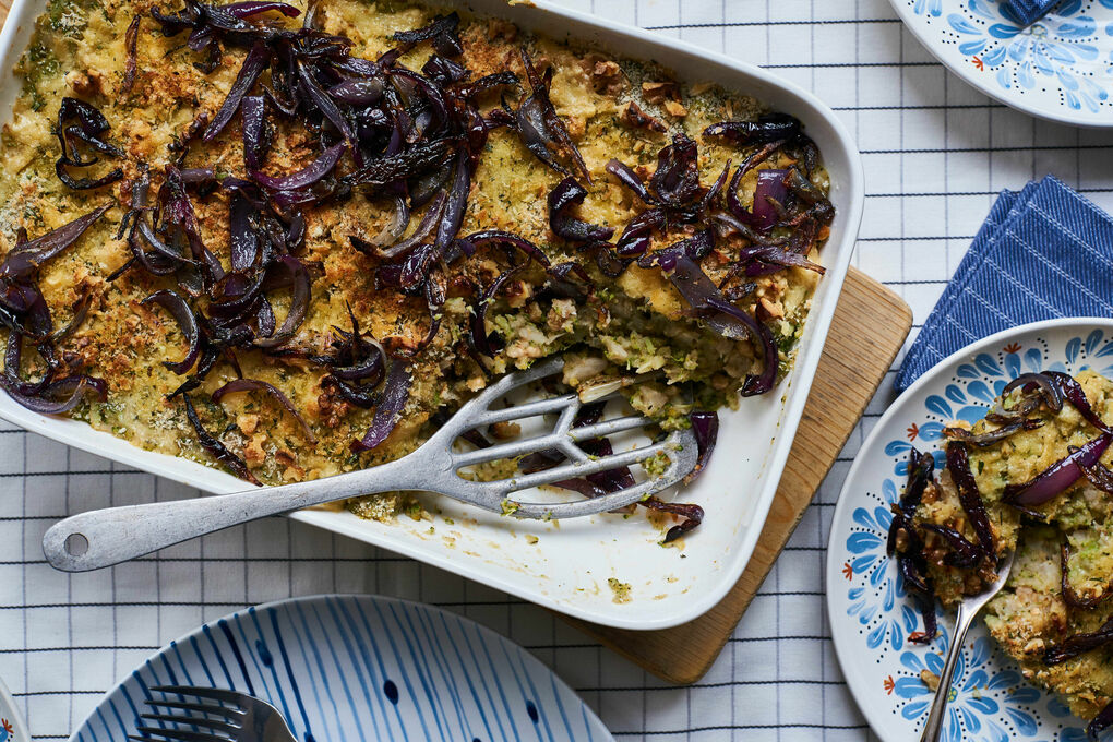 Feines Brokkoli-Stamppot-Gratin mit gerösteten Zwiebeln und Käse