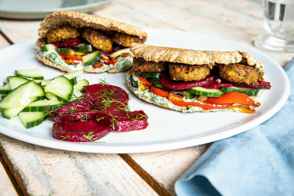 Falafel-Paprika-Sandwich mit eingelegter Roter Bete und Gurke