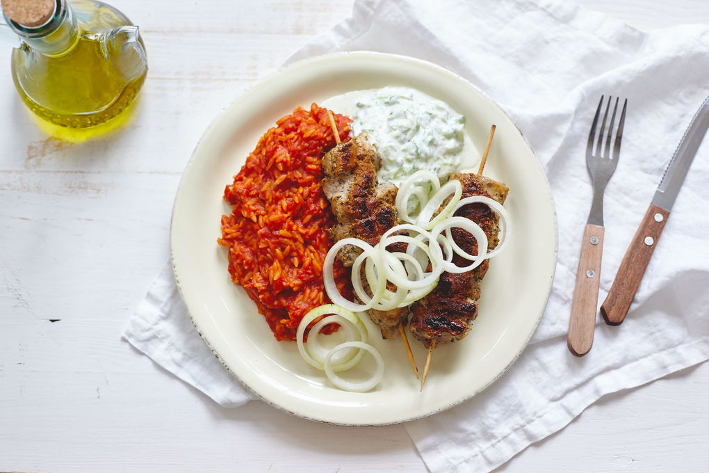 Schweinefleisch-Souvlaki mit Nudelreis und Tzatziki