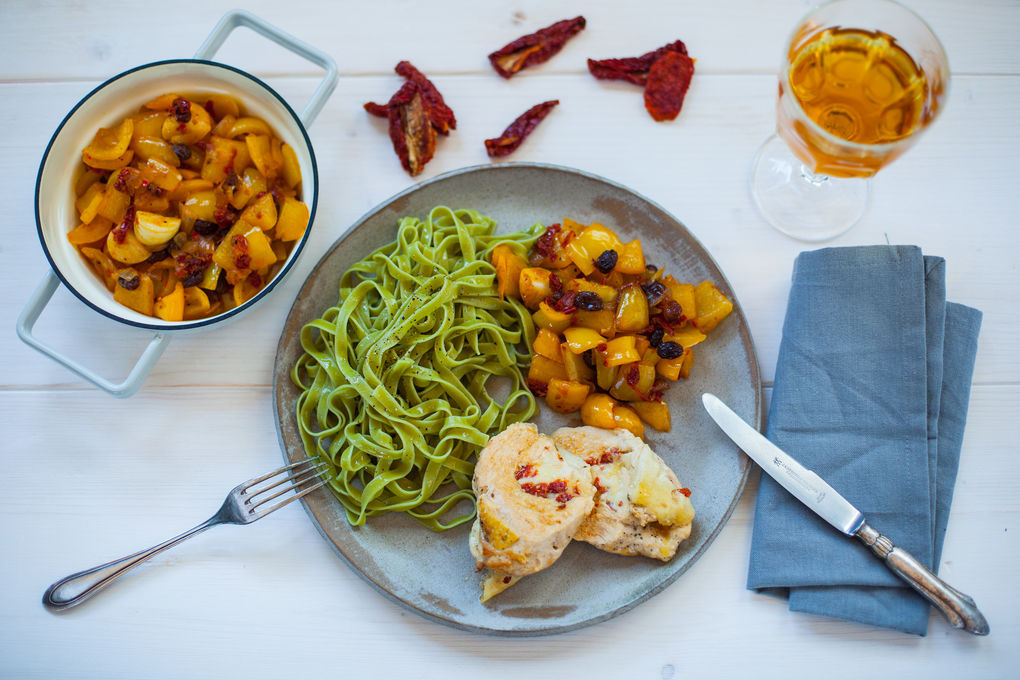 Gefülltes Mozzarella-Hühnchen mit süß-scharfer Peperonata