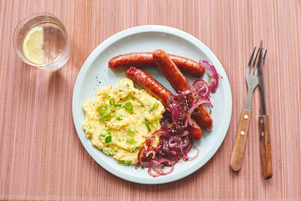 Herzhaft gebratene Merguez mit cremiger Polenta und Schmor-Zwiebeln