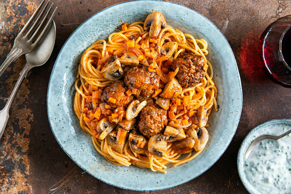 Spaghetti mit Gulasch-Hackbällchen und Joghurtdip mit Schnittknoblauch