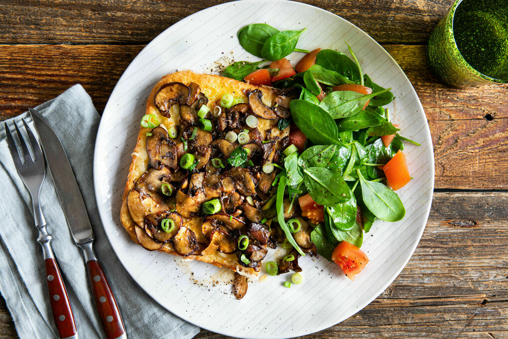 Februar-Special: Große Pancake-Liebe Gebackener Pfannkuchen mit Pilzen und Salat